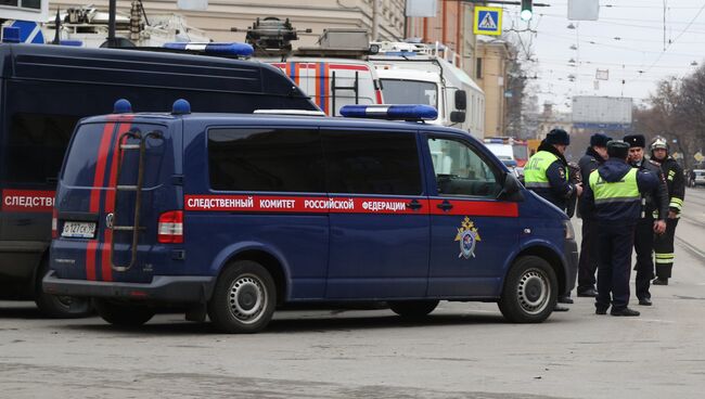 Сотрудники правоохранительных органов у станции метро Технологический институт в Санкт-Петербурге