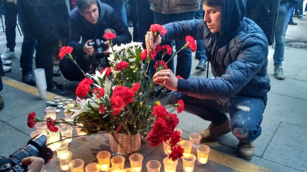 Цветы и свечи в память о погибших во время взрыва у станции Сенная площадь в Петербурге