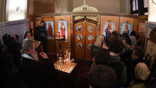 Панихида в часовне Святителя Николая в здании Ленинградского вокзала по погибшим в метро Санкт-Петербурга