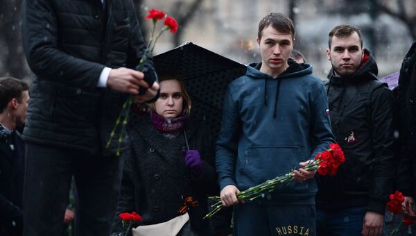 Горожане несут цветы в память о погибших в метро Санкт–Петербурга