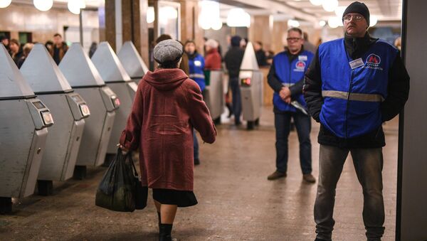 Сотрудники службы безопасности в московском метро. Архивное фото