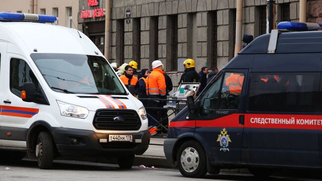 Автомобиль аварийно-спасательной службы и автомобиль следственного комитета РФ у станции метро Технологический институт в Санкт-Петербурге, где произошел взрыв. 3 апреля 2017