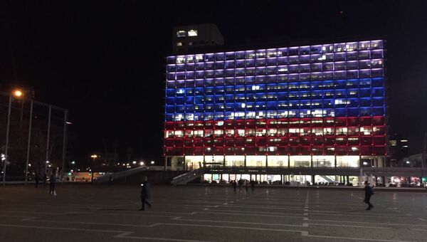 Мэрия Тель-Авива в цветах российского флага в знак солидарности с Петербургом