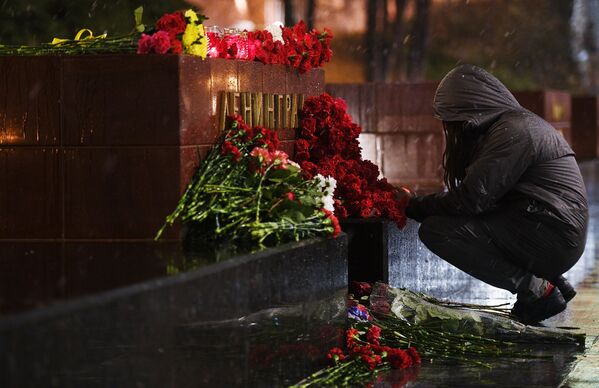 Девушка возлагает цветы к мемориалу города Ленинград на Аллее Городов-героев в Москве в память о погибших в результате взрыва в метро Санкт-Петербурга