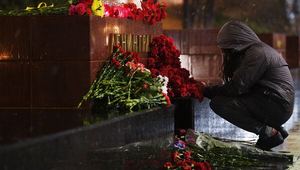 Девушка возлагает цветы к мемориалу города Ленинград на Аллее Городов-героев в Москве в память о погибших в результате взрыва в метро Санкт-Петербурга
