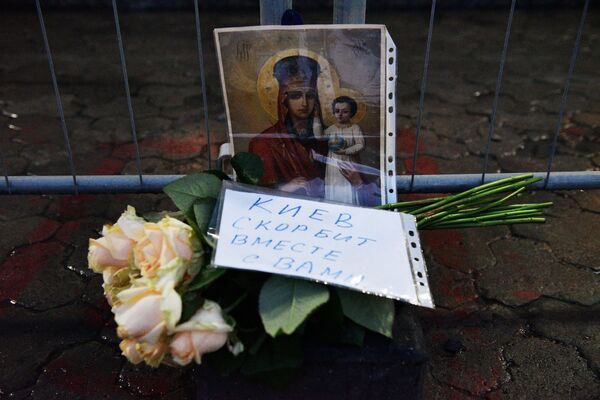 Цветы у посольства РФ в Киеве в память о погибших в результате взрыва в метро Санкт-Петербурга