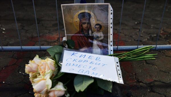 Цветы у посольства РФ в Киеве в память о погибших в результате взрыва в метро Санкт-Петербурга