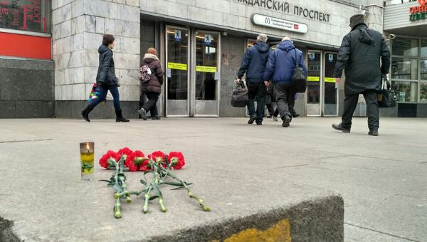 Цветы возле станции метро в Санкт-Петербурге. 4 апреля 2017