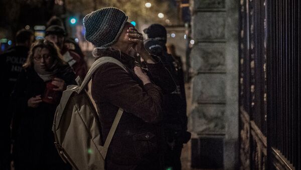 Женщина пришла к посольству РФ в Берлине почтить память о погибших в результате взрыва в метро Санкт-Петербурга