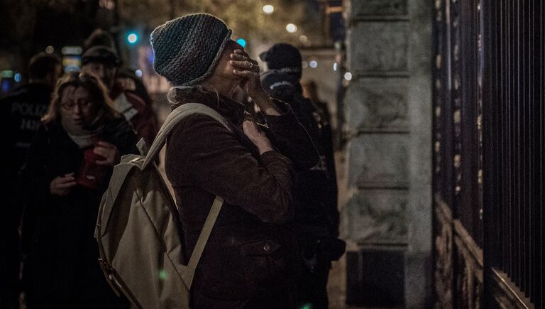 Женщина пришла к посольству РФ в Берлине почтить память о погибших в результате взрыва в метро Санкт-Петербурга