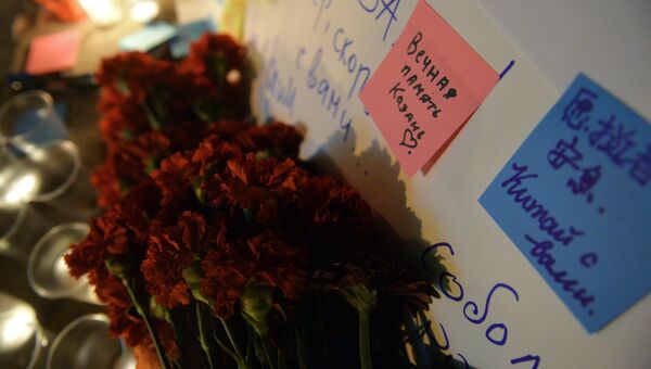 Люди приносят цветы и свечи к вестибюлю станции метро Площадь Тукая в Казани в память о жертвах теракта в метро Санкт-Петербурга