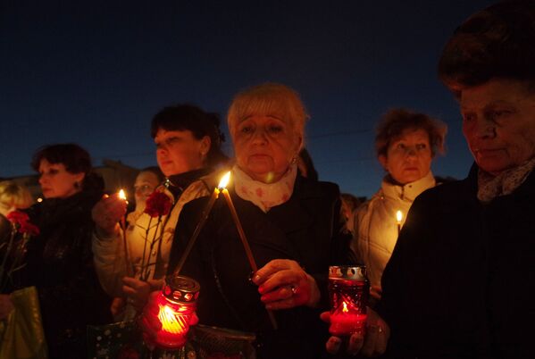 Участники акции памяти по погибшим в результате взрыва в метрополитене Санкт-Петербурга на площади Ленина в Симферополе