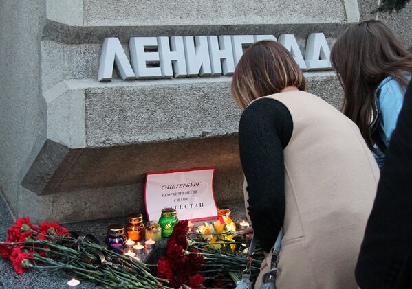 Участники акции памяти по погибшим в результате взрыва в метро Санкт-Петербурга в Севастополе