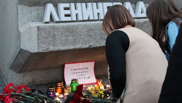 Участники акции памяти по погибшим в результате взрыва в метро Санкт-Петербурга в Севастополе