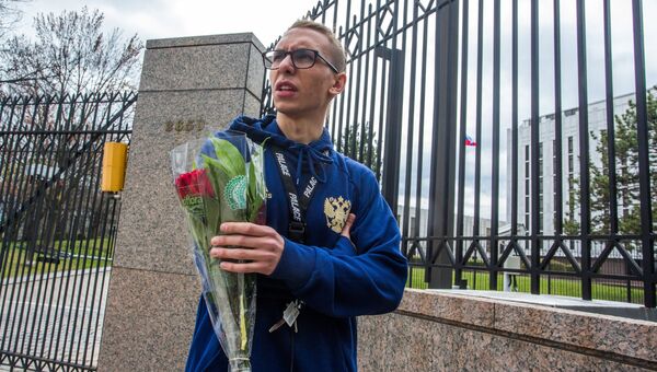 Юноша принес цветы к посольству РФ в США почтить память погибших в результате взрыва в метро Санкт-Петербурга