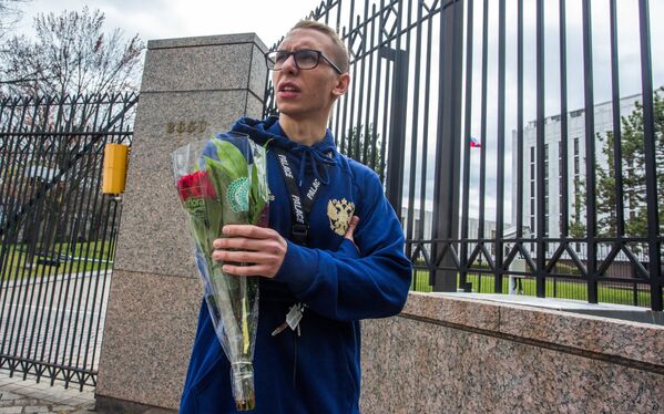 Юноша принес цветы к посольству РФ в США почтить память погибших в результате взрыва в метро Санкт-Петербурга