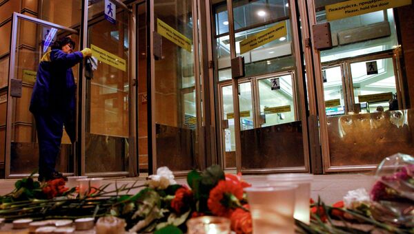 Цветы и свечи у входа в вестибюль станции метро Спасская в память о погибших в результате взрыва в метро Санкт-Петербурга
