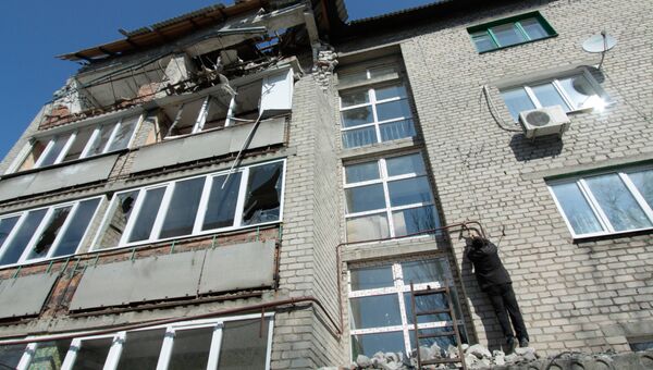 Житель пострадавшего от обстрелов многоквартирного дома в Донецкой области. Архивное фото