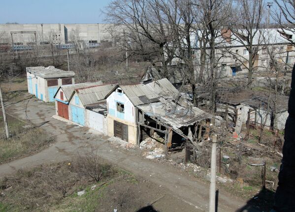 Разрушенный частный дом на улице Привокзальной в прифронтовом поселке Донецк-Северный в Донецкой области