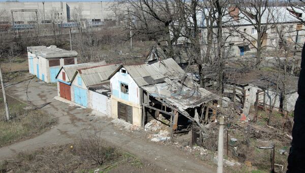 Разрушенный частный дом на улице Привокзальной в прифронтовом поселке Донецк-Северный в Донецкой области