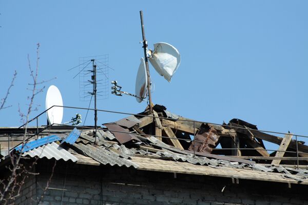 Крыша частного жилого дома, поврежденная во время обстрелов украинскими силовиками, в прифронтовом поселке Донецк-Северный в Донецкой области