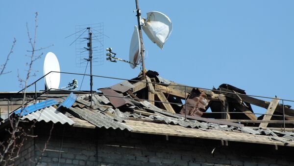 Крыша частного жилого дома, поврежденная во время обстрелов украинскими силовиками, в прифронтовом поселке Донецк-Северный в Донецкой области