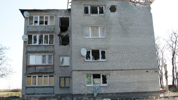 Жилой дом, получивший множество прямых попаданий снарядов во время обстрелов украинскими силовиками прифронтового поселка Донецк-Северный в Донецкой области