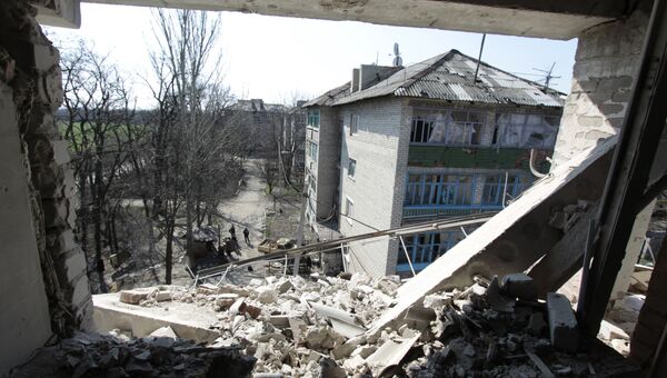 На улице Привокзальной в прифронтовом поселке Донецк-Северный в Донецкой области