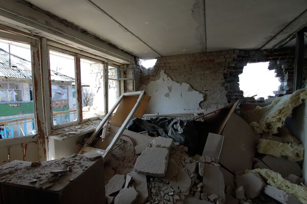 Разрушенная в результате обстрелов украинскими силовиками квартира жилого дома в поселке Донецк-Северный в Донецкой области