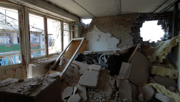 Разрушенная в результате обстрелов украинскими силовиками квартира жилого дома в поселке Донецк-Северный в Донецкой области