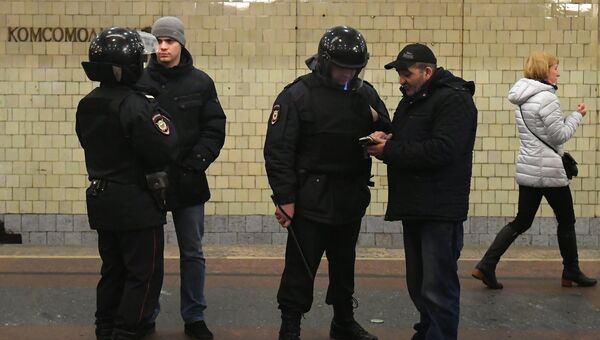 Сотрудники полиции на станции Комсомольская московского метро