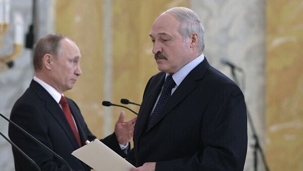 Президент РФ Владимир Путин и президент Белоруссии Александр Лукашенко (справа). Архивное фото