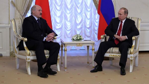 Президент РФ Владимир Путин и президент Белоруссии Александр Лукашенко во время встречи в Санкт-Петербурге. 3 апреля 2017