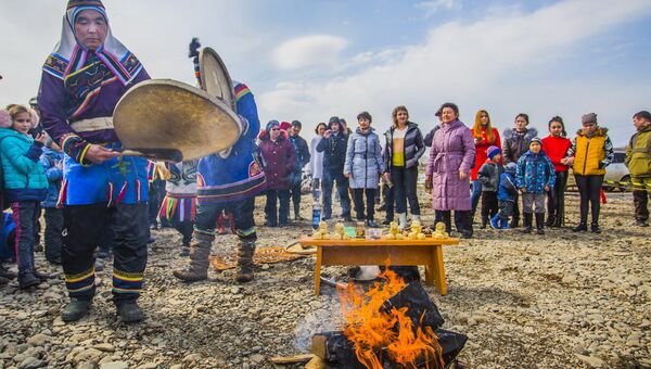 Удэгейцы проводят шаманский обряд на празднике ВА:КЧАЙ НИ в Приморье