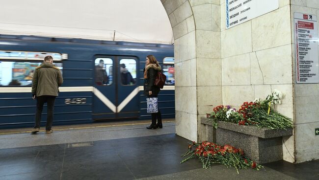 Цветы на станции метро Технологический институт в Санкт-Петербурге. 4 апреля 2017. Архивное фото