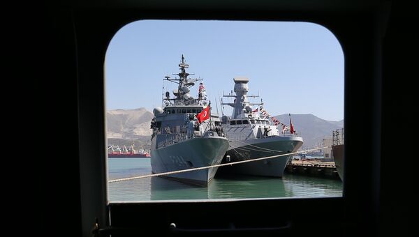 Боевые корабли Военно-морских сил Турции фрегат Барбаросс и корвет Бююкада в Новороссийске. 3 апреля 2017