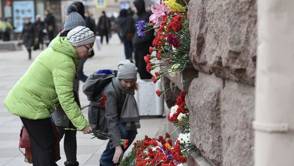 Горожане возлагают цветы у станции метро Технологический институт в Санкт-Петербурге