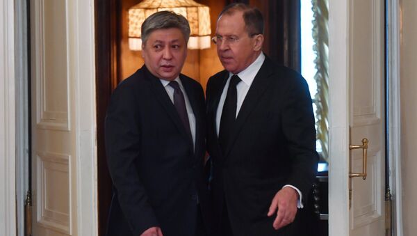 Министр иностранных дер РФ Сергей Лавров (справа) и министр иностранных дел Киргизии Эрлан Абдылдаев во время встречи в Москве. 4 апреля 2017