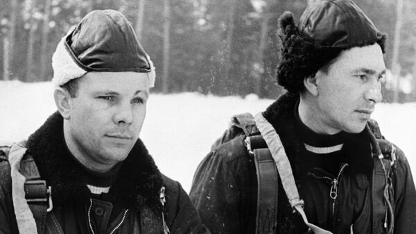 Летчики Юрий Гагарин и Павел Беляев, члены первого отряда космонавтов, на парашютной подготовке