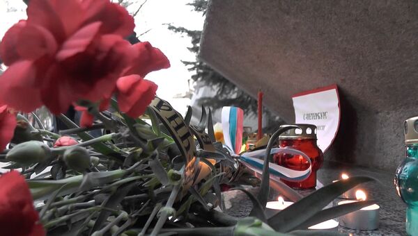 Цветы и свечи: акции памяти жертв теракта в Петербурге в разных городах