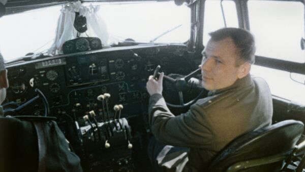 Юрий Гагарин в кабине самолета перед полетом в космос