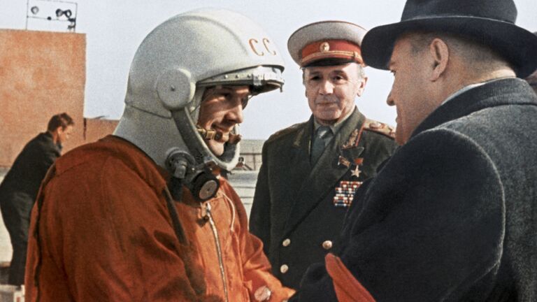 Летчик-космонавт СССР Юрий Гагарин и Сергей Павлович Королев перед стартом