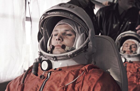 Юрий Гагарин, первый космонавт СССР и его дублер Герман Титов в автобусе едут на стартовую площадку космодрома Байконур 12 апреля 1961 года