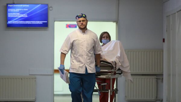 Сотрудники транспортируют пациента в НИИ скорой помощи имени И.И. Джанелидзе в Санкт-Петербурге