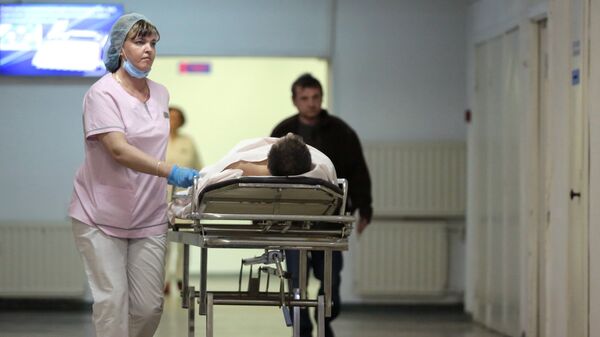 Сотрудница транспортируют пациента в НИИ скорой помощи имени И.И. Джанелидзе в Санкт-Петербурге