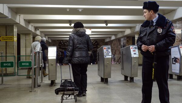 Сотрудник службы безопасности в метро. Архивное фото