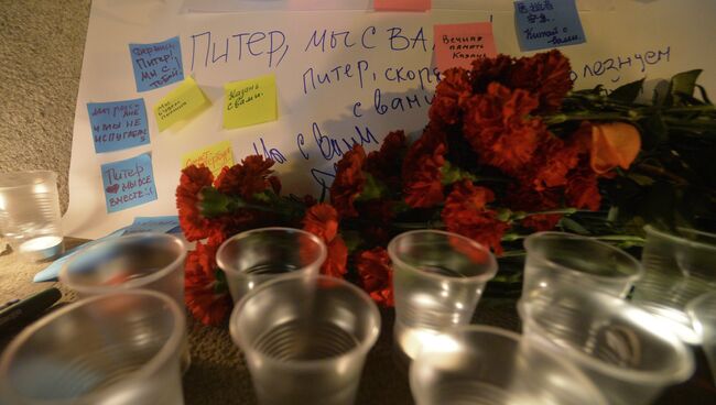 Цветы и свечи в память о жертвах теракта в метро Санкт-Петербурга
