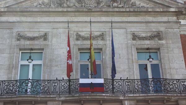 На центральной площади Мадрида вывесили флаг РФ в память о жертвах взрыва в Петербурге