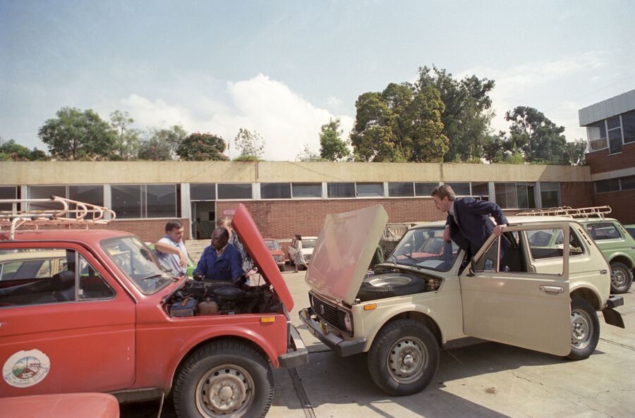 Автомобили Нива в центре техобслуживания автомобилей в Эфиопии