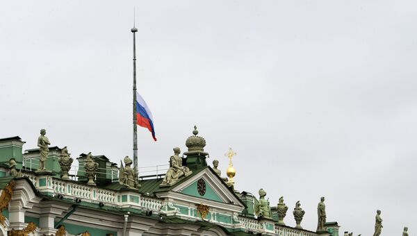 Приспущенный флаг над зданием Государственного Эрмитажа в Санкт-Петербурге